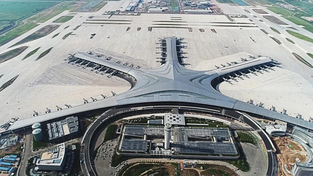 匠造一流東北亞國(guó)際樞紐機(jī)場(chǎng)！中裝建設(shè)“筑”力青島膠東國(guó)際機(jī)場(chǎng)成功試飛